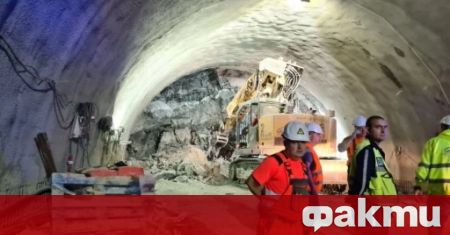 Срутване е станало в тунела „Железница“ на автомагистрала „Струма“. Има