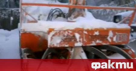 Неизвестни извършители са откраднали горивото на роторен снегорин който се