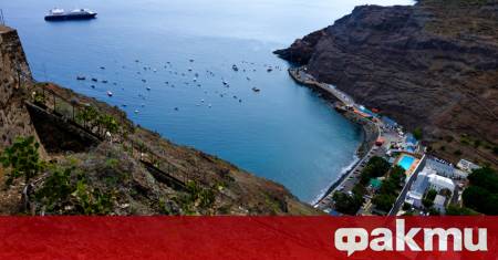 До отдалечения атлантически остров Света Елена британска отвъдморска територия със