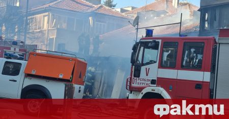 Както вече ФАКТИ съобщи Голям пожар избухна вчера в бургаския