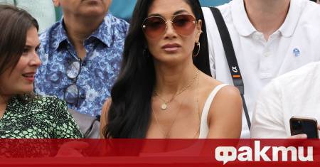 Никол Шерцингер по оскъден бял бански от две половинки високи