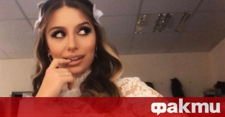 Михаела Маринова провокира интернет потребителите със секси фотос. Младата певица