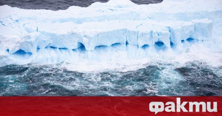 Гигантски айсберг се отчупи от ледения шелф Ронне в морето