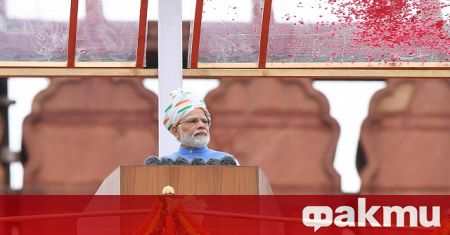 Премиерът на Индия Нарендра Моди пусна в експлоатация първия самолетоносач