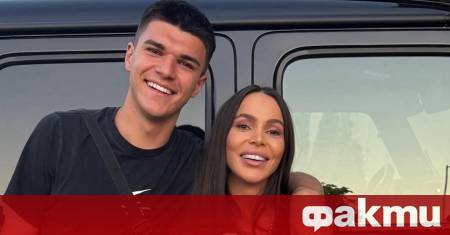 Валери Джуниър си татуира символ на майка си Алисия на