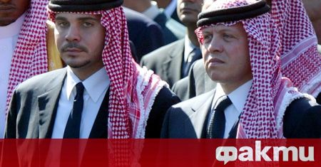 Йорданският принц Хамза който бе обвинен в заговор срещу своя