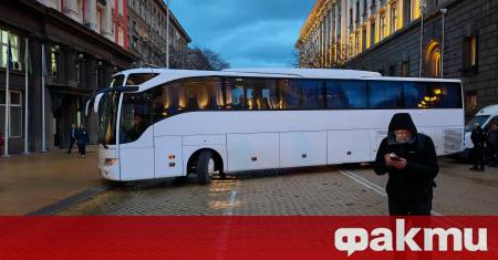 Полицията блокира движението около Министерски съвет паркирайки напречно печално известния