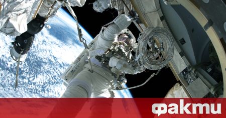 Американските астронавти Майкъл Хопкинс и Виктор Глоувър излязоха в открития