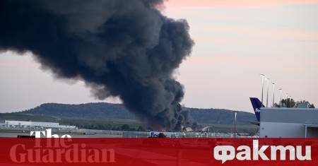 Трима души загинаха а 11 бяха ранени след като самолет