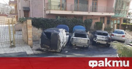 Четири автомобила изгоряха на улица Мирон Игнатов във Варна. Огънят