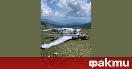 Както ФАКТИ писа пръв малък самолет с трима души на