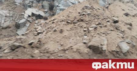 Свлачище затрудни движението в Кресненското дефиле при 388 и км