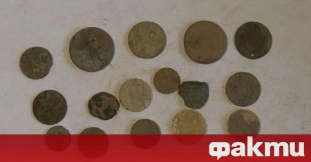 Множество монети оръжие и предмети с видими белези на
