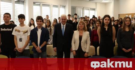 Като част от инициативата От училищната класната стая до международната