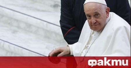 Папа Франциск който бе предупреден от лекари да не пътува