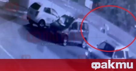 Бургаският сайт Флагман бг разпространи кадри от видеокамери запечатали бруталното нападение