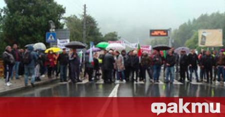 Жители на населени места от Лознишко блокираха за час движението