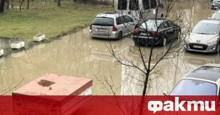 Теч на питейна вода е наводнил десетки коли на живущи