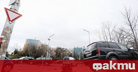 Кола се „качи по стълби на кръстовище в София. Зрелищната