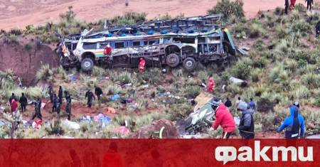 Най малко 16 души загинаха след като автобус падна от скала