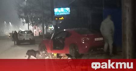 Снощи около 22 часа автомобил се врязал в спирка на