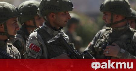 Турската полиция арестува повече от 100 души повечето войници на