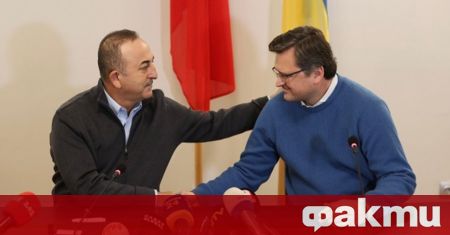 Турският външен министър Мевлют Чавушоглу разговаря по телефона с украинския