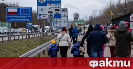 Десетки хиляди украинци пресякоха днес границите с Полша Словакия Унгария