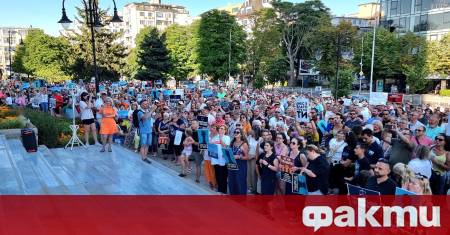 Пред сградата на общината в морската ни столица се събраха