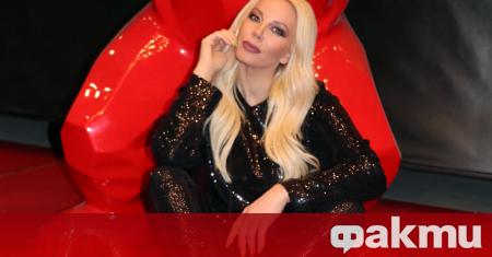 Фолк певицата Емилия влезе в ролята и костюма на Червената
