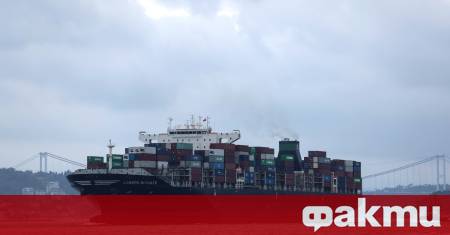 Два сухотоварни кораба плаващи съответно под флага на Барбадос и