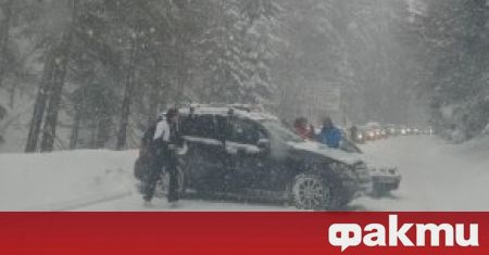 Обилен снеговалеж блокира пътя за Пампорово. Множество шофьори попаднаха в