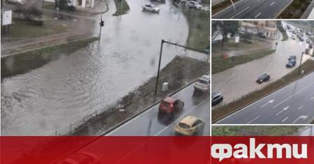 Поройният дъжд във Варна затвори част от бул Васил Левски