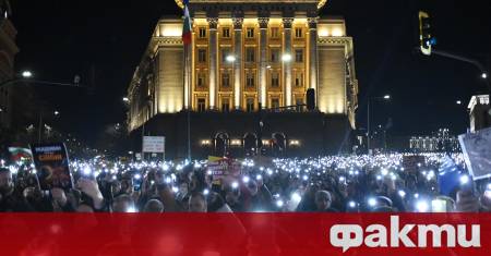 Граждани се събраха на протест на площад Независимост като настояват