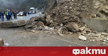 Втори ден е напълно затворен пътят Кричим Девин Причината е пропадане