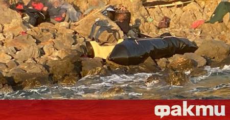 Лодка с мигранти се разби в скалите до остров Хиос