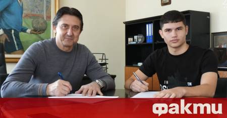 От Левски обявиха че юношата Радостин Стоилов е подписал първия