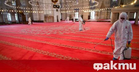Джамиите в Турция отварят отново врати за петъчната молитва утре