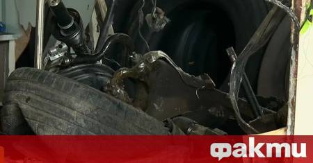 Автобусът от линия 119 в който се вряза автомобил с