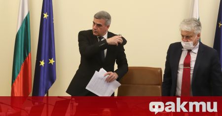 Министърът на отбраната Стефан Янев се самоизолира след направен PCR