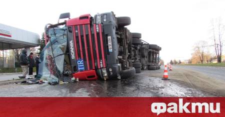 Автомагистрала Марица е затворена за движение заради обърнал се тир