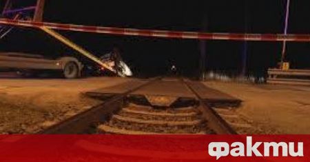 Влак удари лек автомобил на жп прелез със спуснати бариери