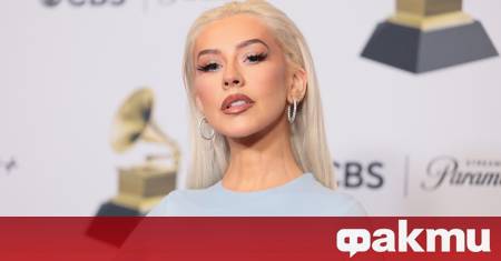 На снимки публикувани от BACKGRID USA Кристина Агилера беше забелязана