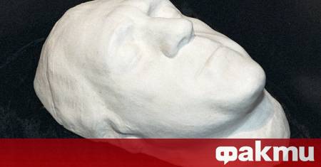 Посмъртната маска на музиканта Владимир Висоцки ще бъде продадена на