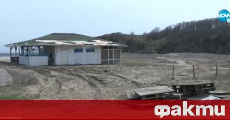 Багер унищожи дюни докато заравнява пясъка на плажа Бутамята в