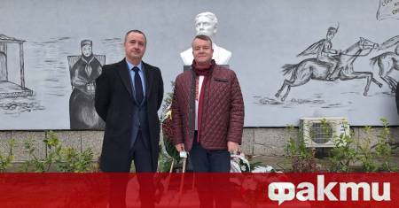 В двора на Средно училище Васил Левски времето днес сякаш