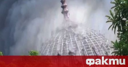 Минарето на джамията в Джакарта се срути след пожар, съобщи
