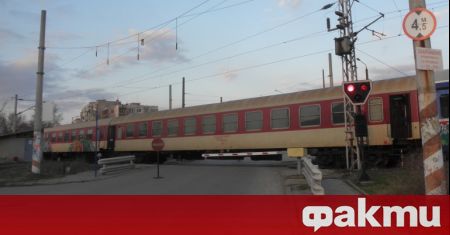 Влакът Видин София удари в 13 25 ч днес товарен автомобил в