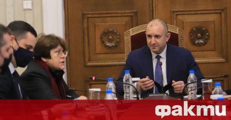 Консултациите си около насрочването на парламентарни избори президентът Румен Радев