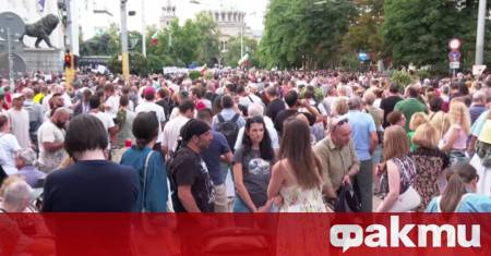 Стотици жители на София се събраха на протест пред Съдебната